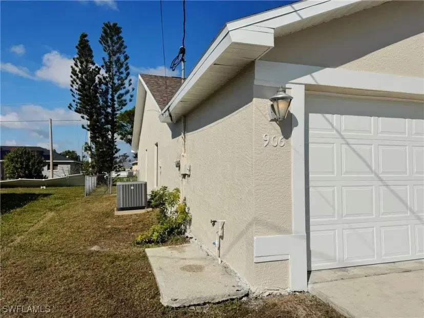 Picture of 906 SW 11Th Ct, Cape Coral FL 33991