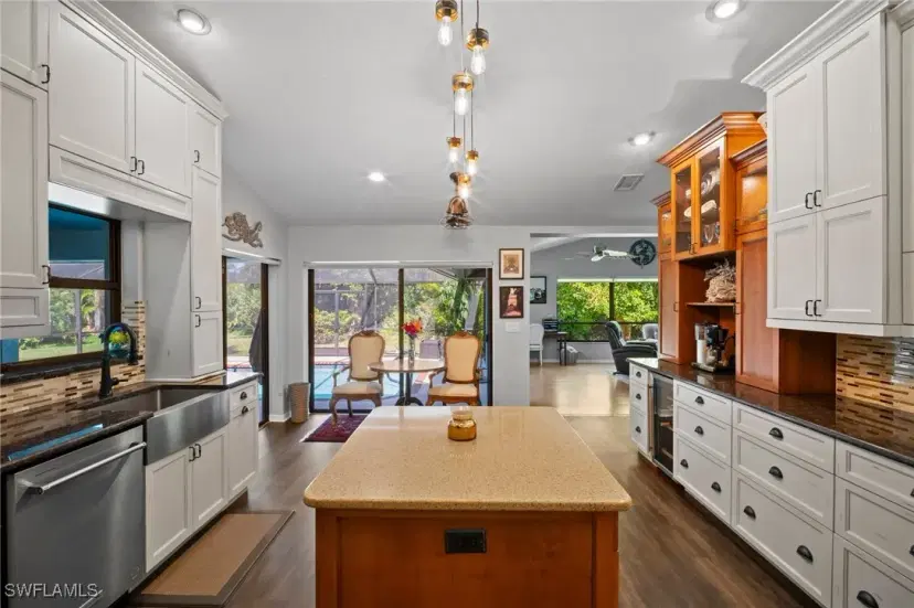 Picture of 6893 Highland Park Cir, Fort Myers FL 33966