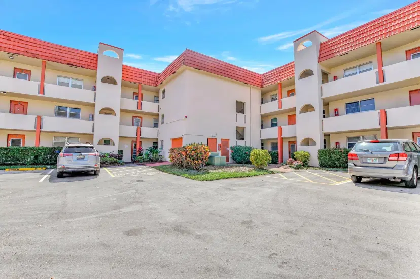 Picture of 8000 N Sunrise Lakes Dr 207, Sunrise FL 33322