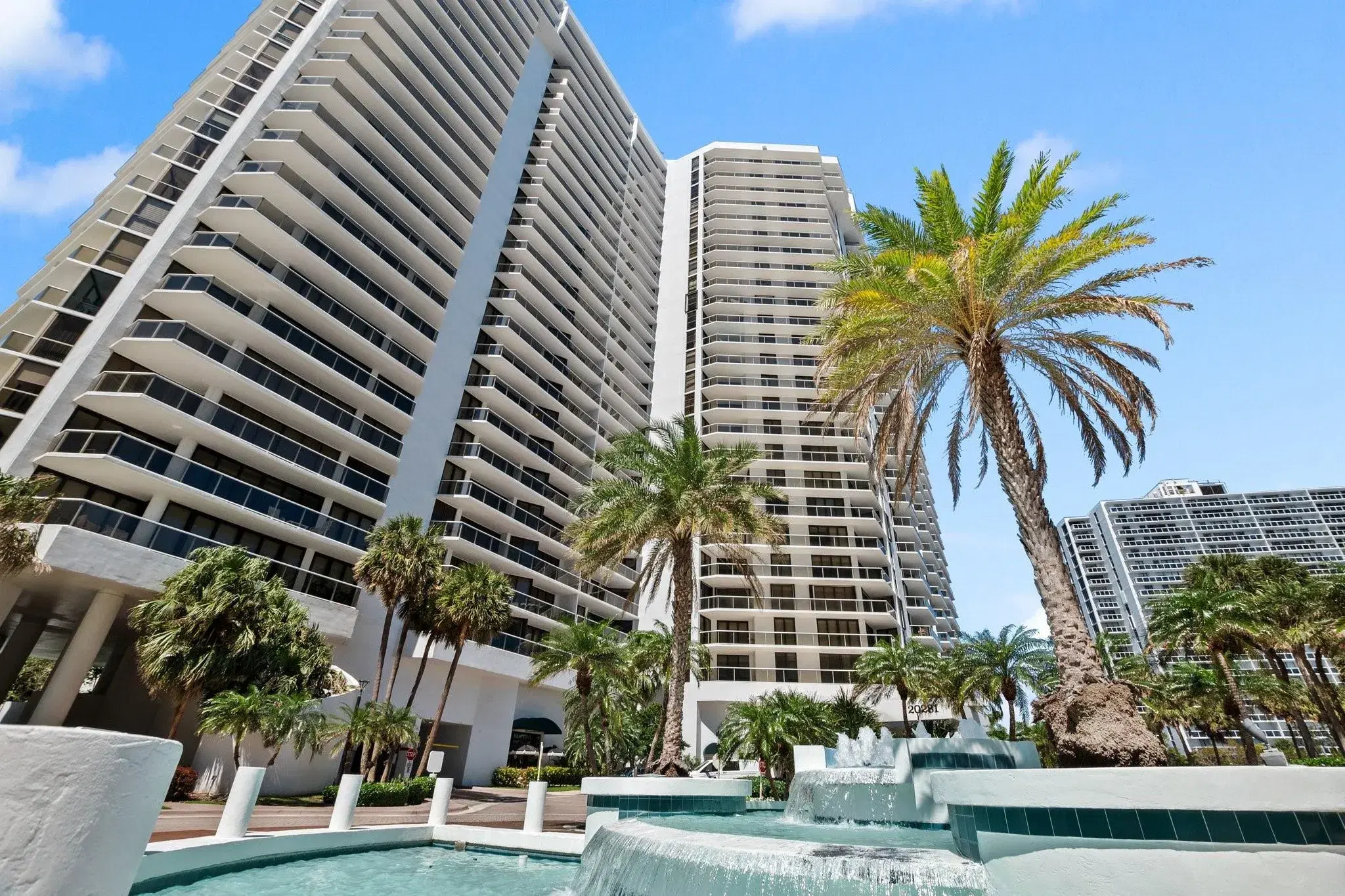 Picture of 20281 E Country Club Dr 704, Miami, FL 33180