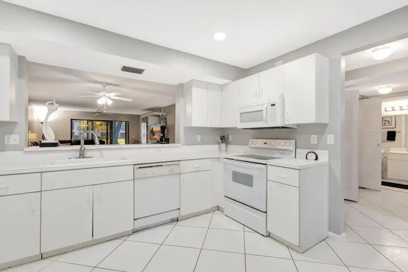 Picture of 9680 Sills Drive E 102, Boynton Beach FL 33437