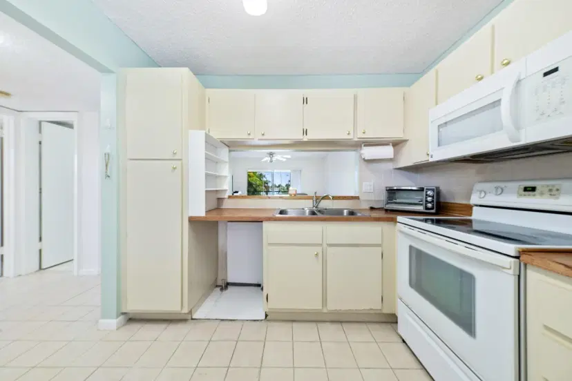 Picture of 5541 Lakeside Dr 201, Margate FL 33063
