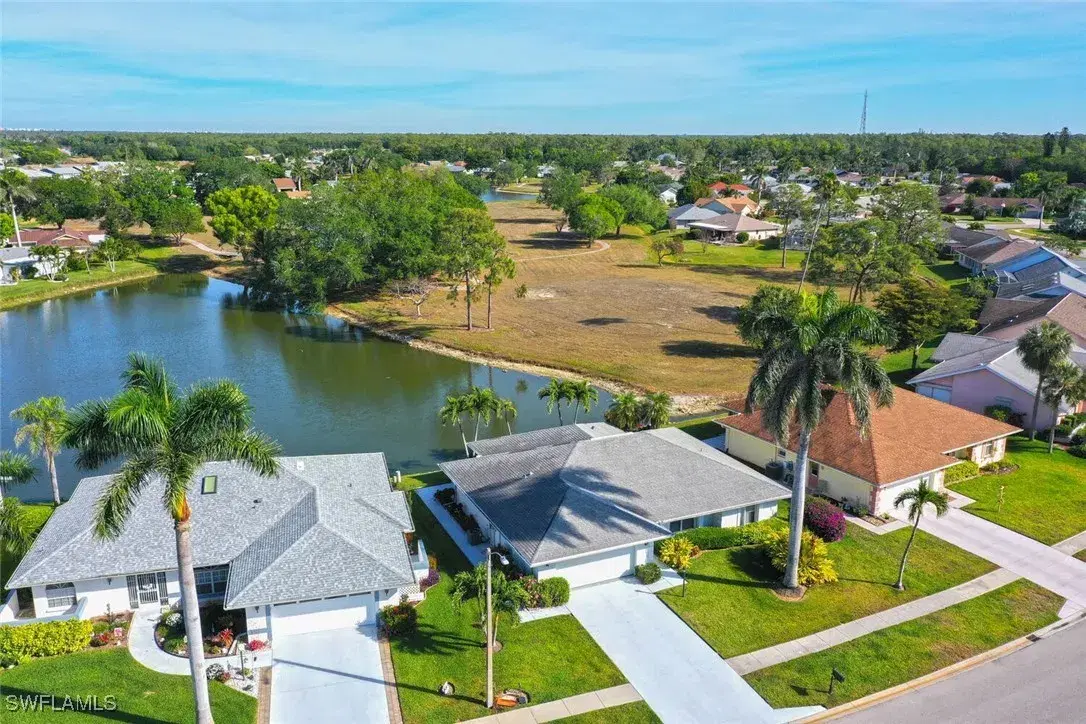 Picture of 233 Marseille Dr, Naples, FL 34112
