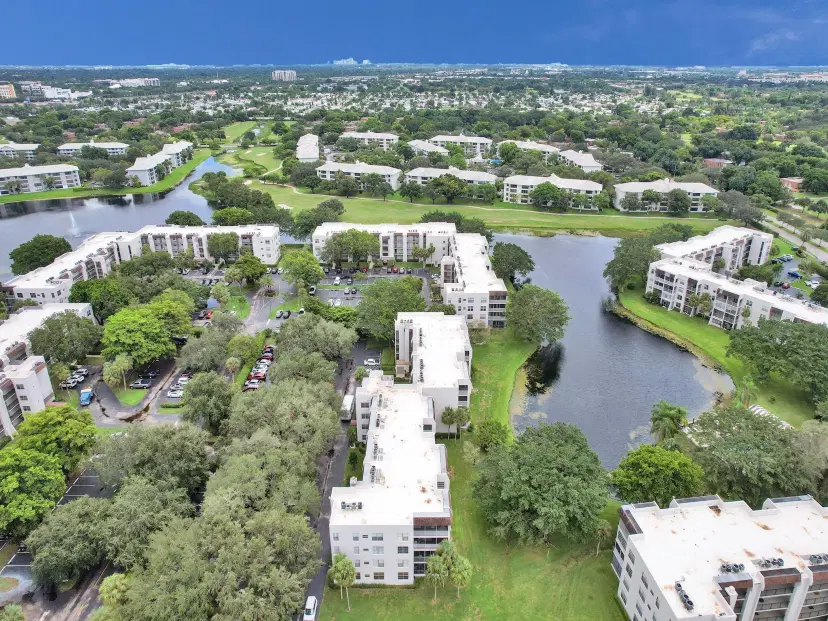 Picture of 9235 Lagoon Pl 410, Davie FL 33324
