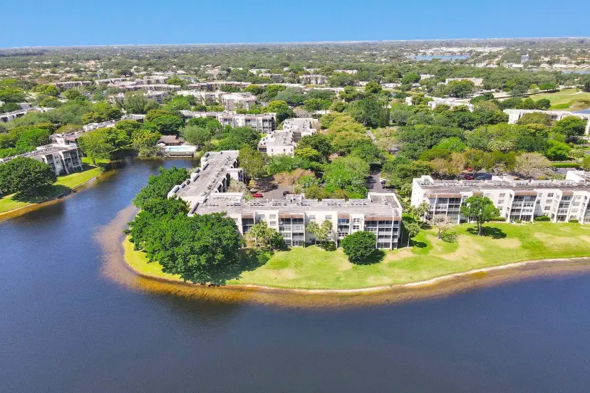 Picture of 9235 Lagoon Pl 410, Davie FL 33324