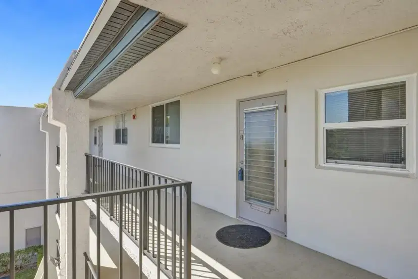 Picture of 9235 Lagoon Pl 410, Davie FL 33324