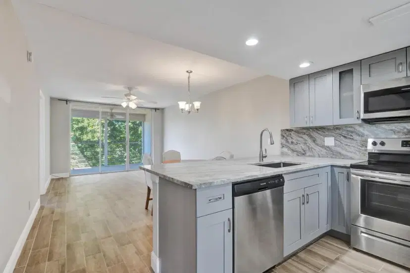 Picture of 9235 Lagoon Pl 410, Davie FL 33324