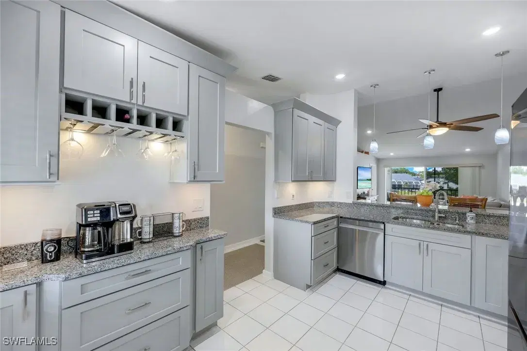 Picture of 810 New Waterford Dr B203, Naples, FL 34104