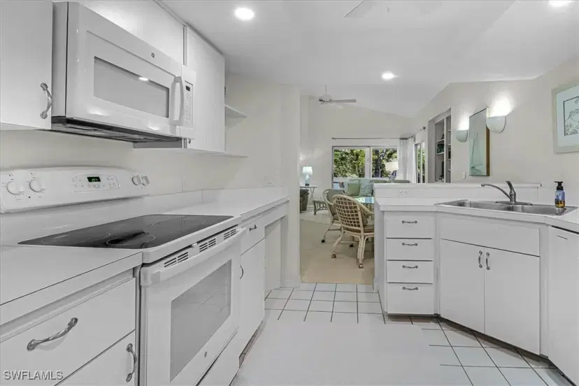 Picture of 660 Wiggins Bay Dr B21, Naples FL 34110