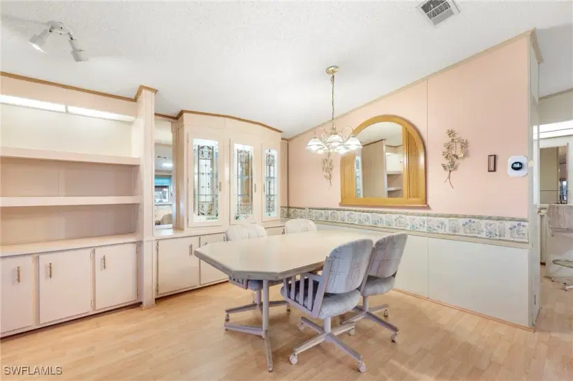 Picture of 605 Sunshine Ln, North Fort Myers FL 33903