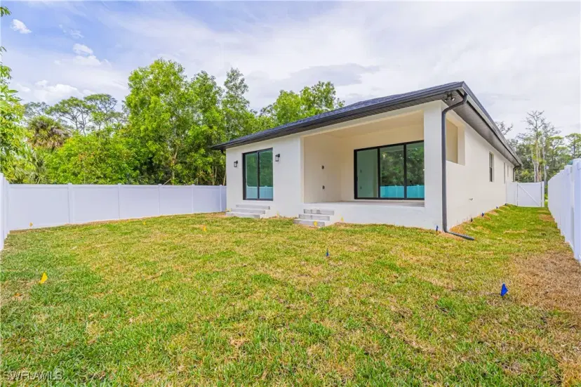 Picture of 3074 Pine Tree Dr, Naples FL 34112