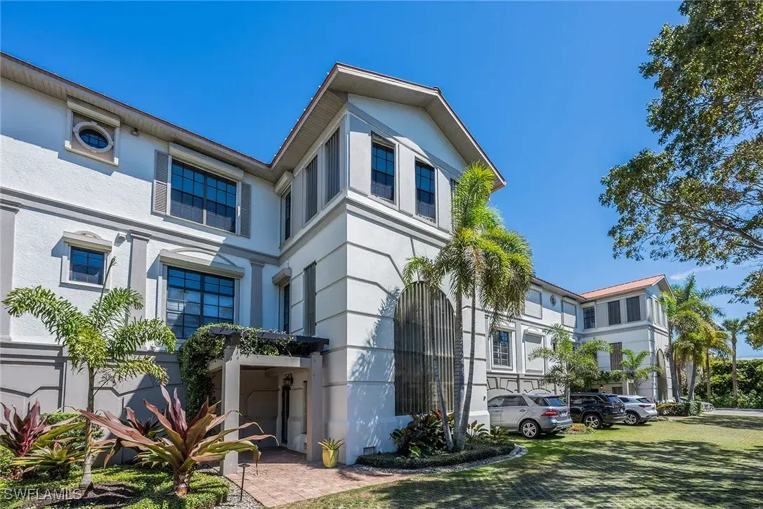 Picture of 705 10Th St S 204, Naples, FL 34102