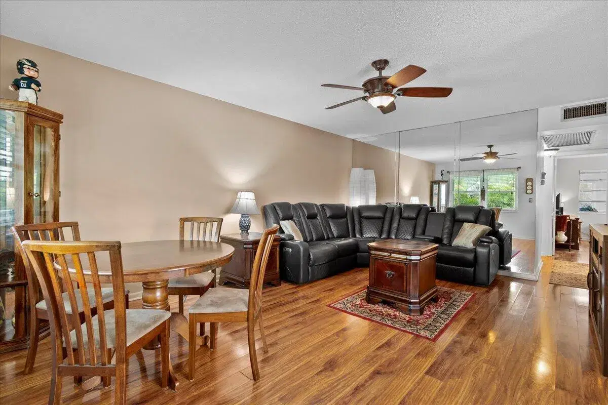 Picture of 410 Sheffield Q, West Palm Beach, FL 33417