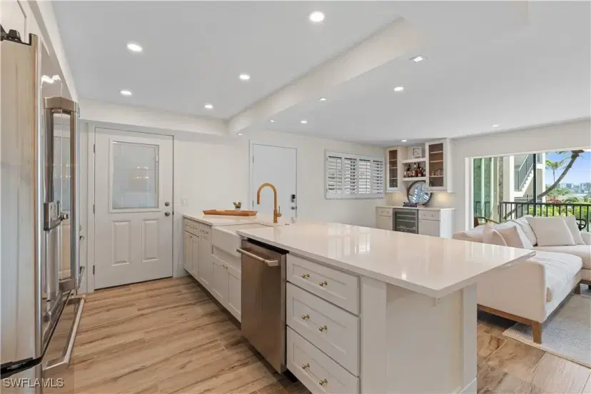 Picture of 222 Harbour Dr 104, Naples FL 34103