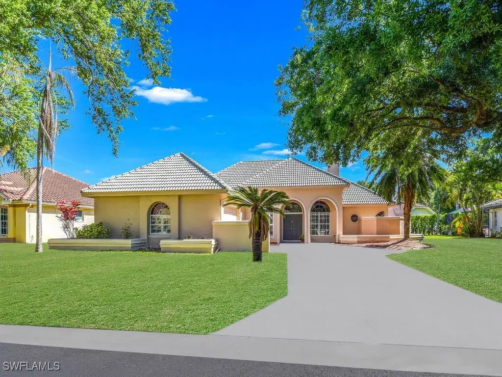 Picture of 11801 Pinewood Lakes Dr, Fort Myers, FL 33913