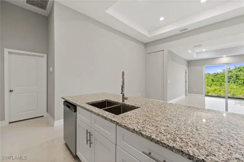 Picture of 524 Kingsbury Ln, Lehigh Acres FL 33974