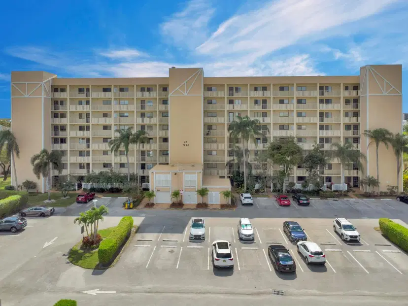 Picture of 7240 Huntington Lane 802, Delray Beach FL 33446
