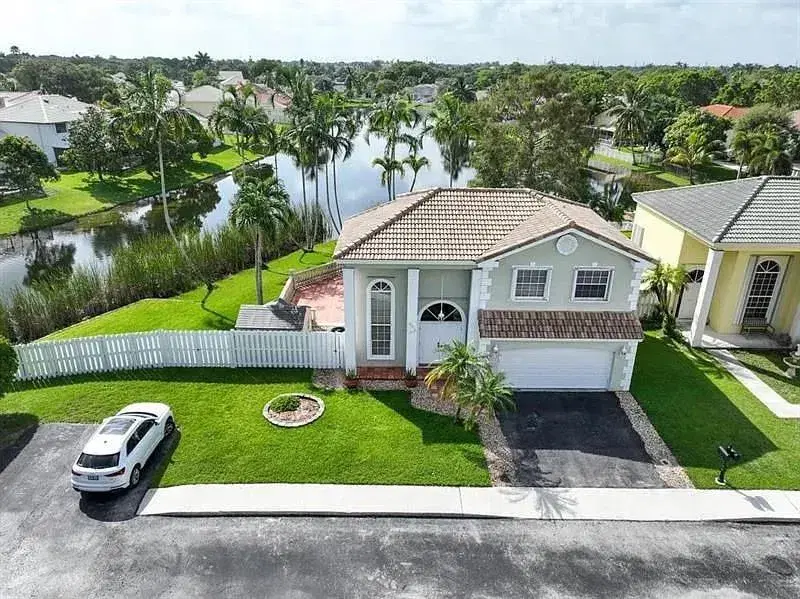 Picture of 900 Richwood Ter, Davie FL 33325