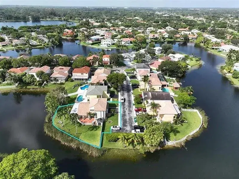 Picture of 900 Richwood Ter, Davie FL 33325