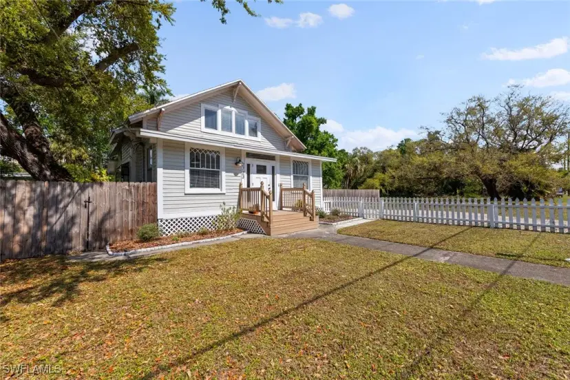 Picture of 2723 Second St, Fort Myers FL 33916