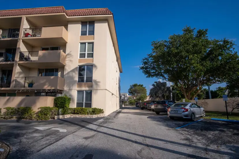 Picture of 1000 Spanish River Road 3R, Boca Raton FL 33432
