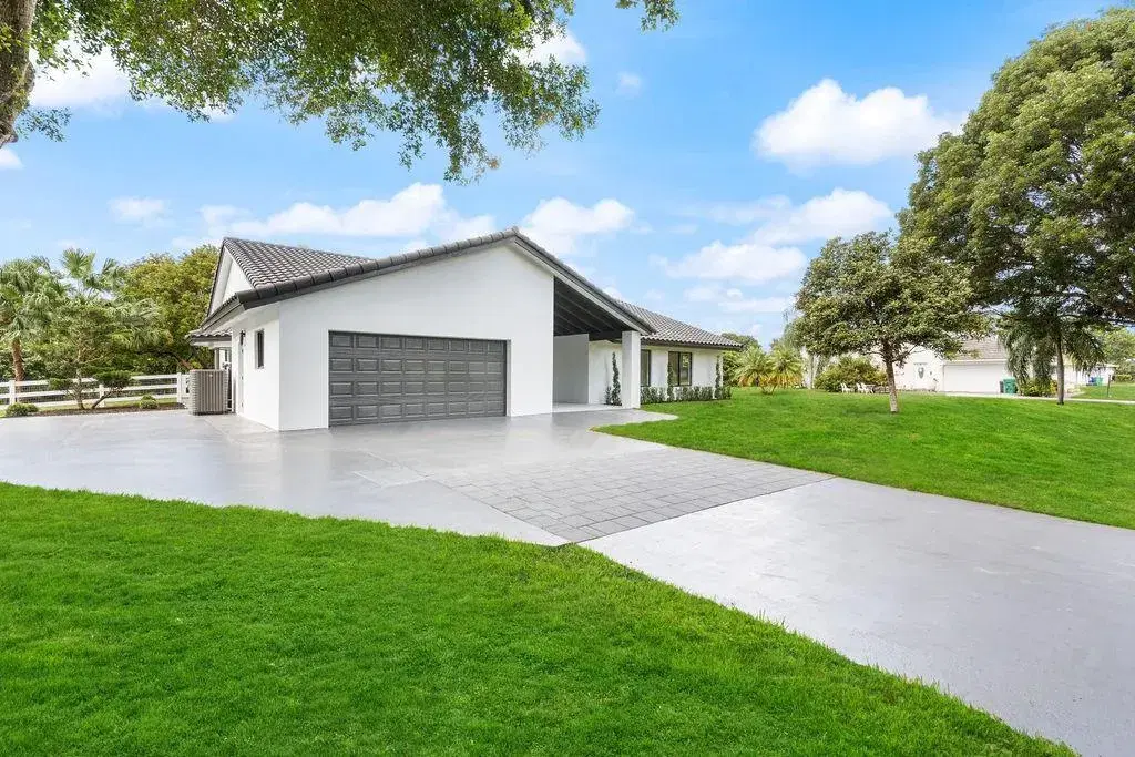 Picture of 5811 SW 164Th Ter, Southwest Ranches, FL 33331