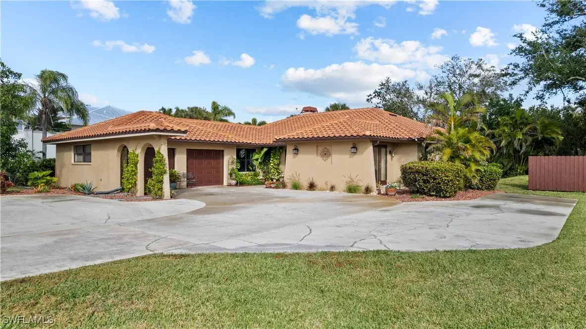 Picture of 7090 Hendry Creek Dr, Fort Myers, FL 33908