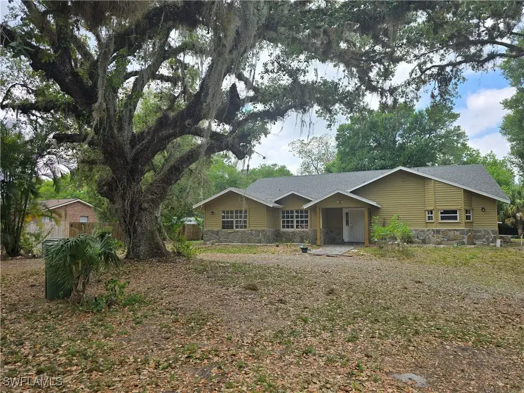 Picture of 140 S Davis St, Labelle, FL 33935