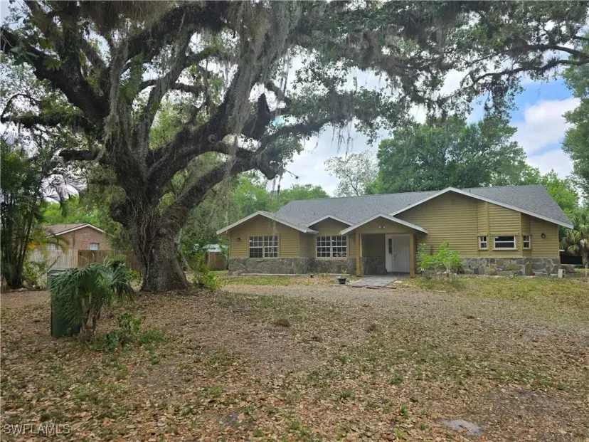 Picture of 140 S Davis St, Labelle FL 33935
