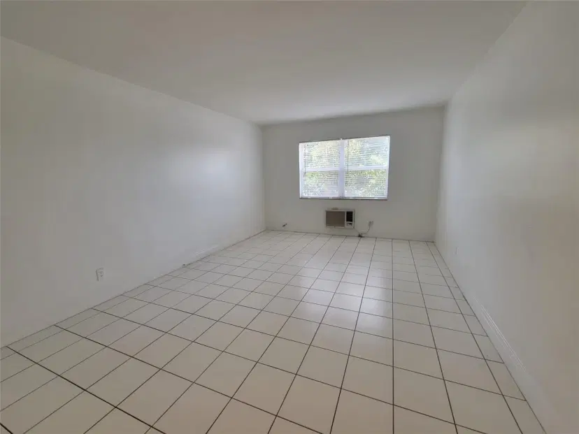 Picture of 1050 E Sample Road 203, Pompano Beach FL 33064