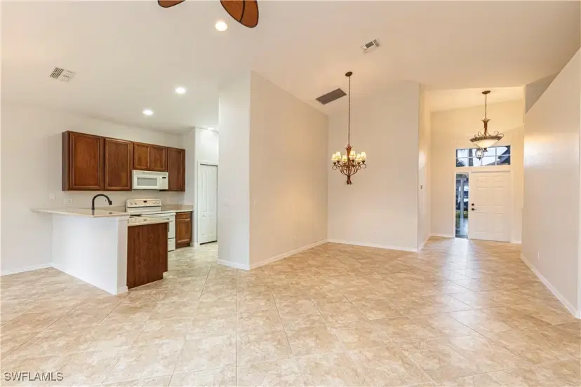 Picture of 144 Glen Eagle Cir, Naples FL 34104