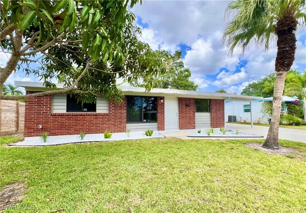 Picture of 2123 Harbor Ln, Naples, FL 34104