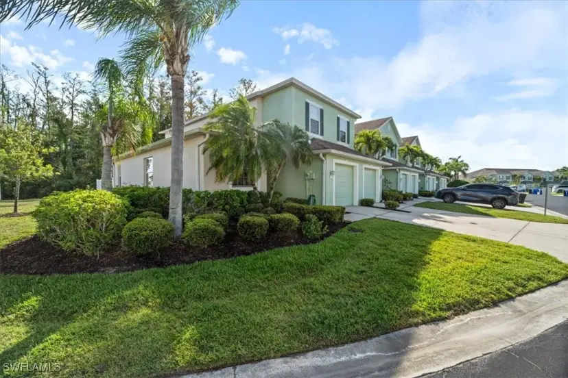 Picture of 3636 Pine Oak Cir 101, Fort Myers FL 33916