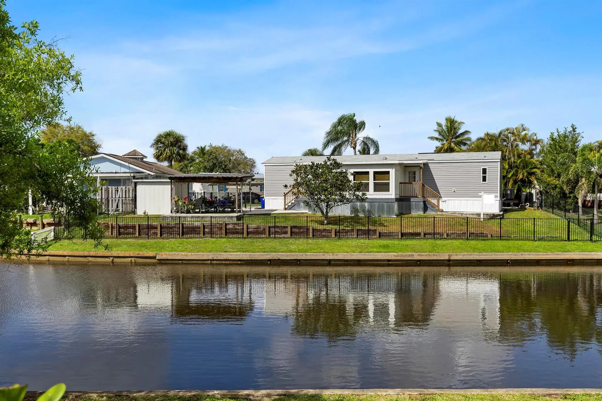Picture of 195 SE Riverbend Street, Stuart, FL 34997