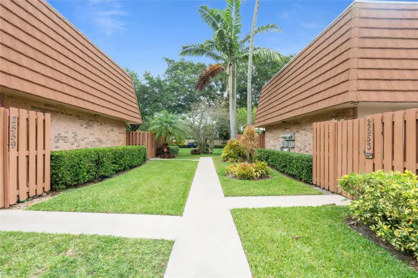 Picture of 2555 Camelot Ct, Cooper City FL 33026