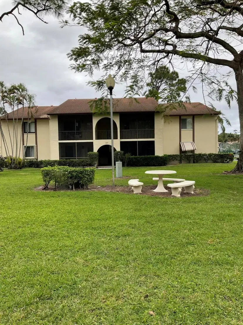 Picture of 337 Knotty Pine Circle B-1, Greenacres FL 33463