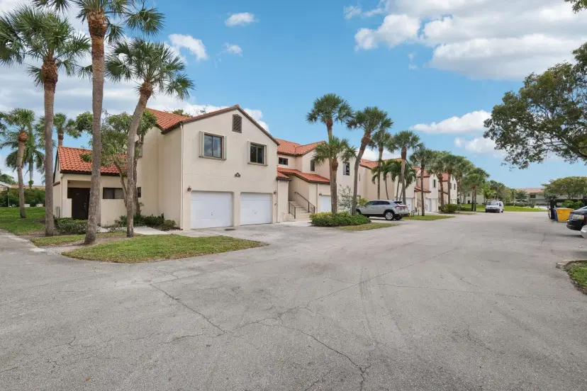Picture of 4 Via De Casas 201, Boynton Beach FL 33426