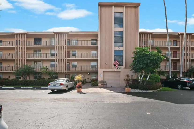 Picture of 7220 Lake Cir Drive 203, Margate FL 33063