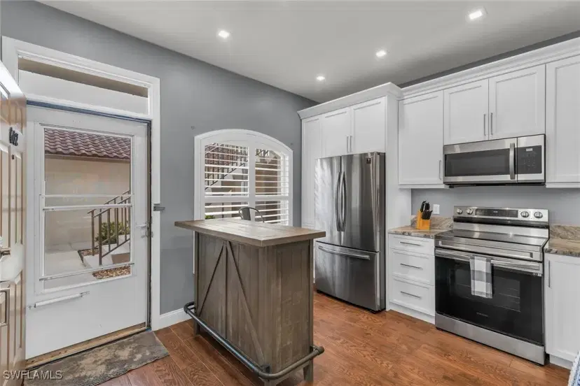 Picture of 230 Newport Dr 602, Naples FL 34114