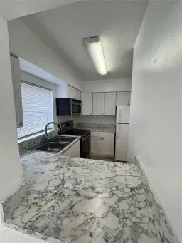 Picture of 1581 NE 34Th Ct 111, Oakland Park, FL 33334