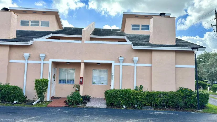 Picture of 4039 Coral Springs Dr 10, Coral Springs FL 33065