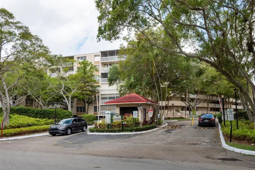 Picture of 6921 Environ Blvd 6T, Lauderhill FL 33319