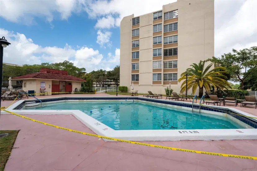 Picture of 6921 Environ Blvd 6T, Lauderhill FL 33319