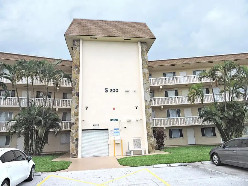 Picture of 300 Village Green Circle S 220, Palm Springs FL 33461