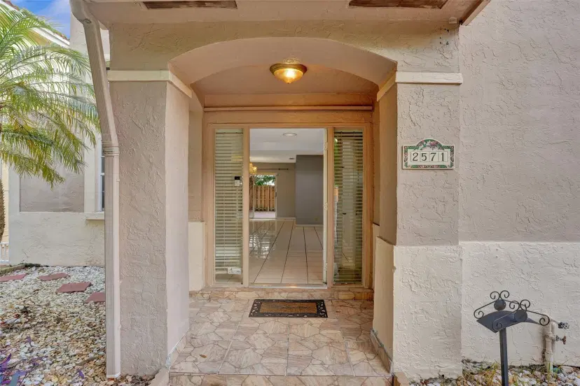 Picture of 2571 E Saratoga Dr, Cooper City FL 33026