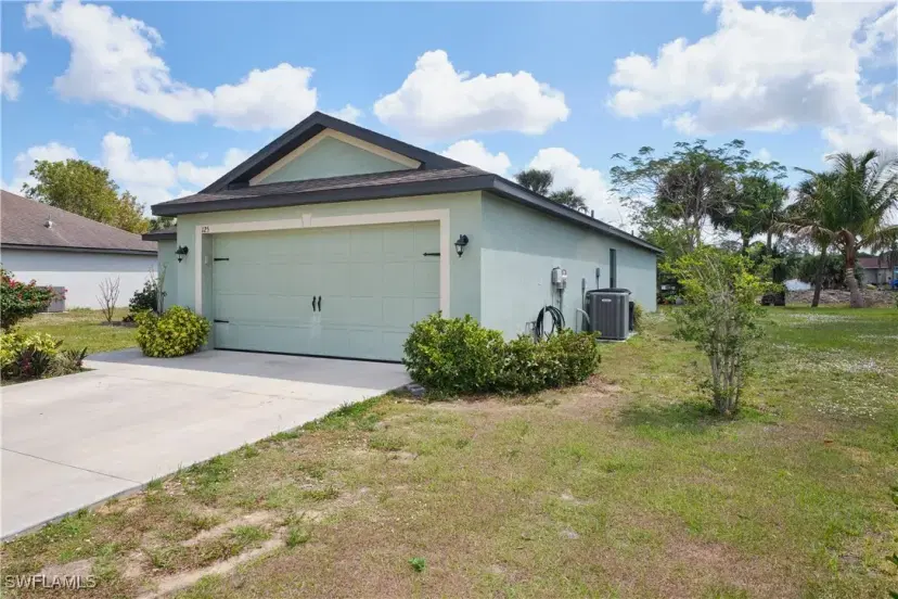Picture of 125 Shadow Lakes Dr, Lehigh Acres FL 33974