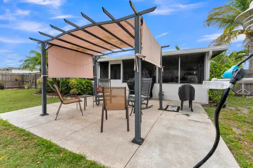 Picture of 441 Cypress Ln, Palm Springs FL 33461