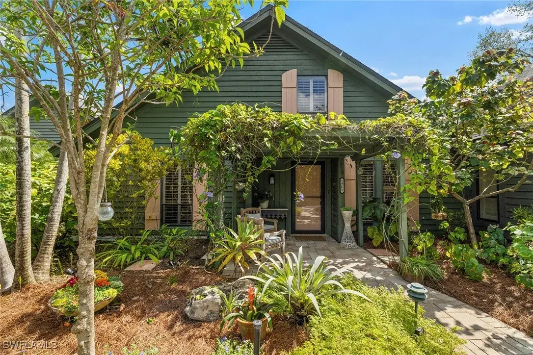 Picture of 1261 Solana Rd F4, Naples, FL 34103