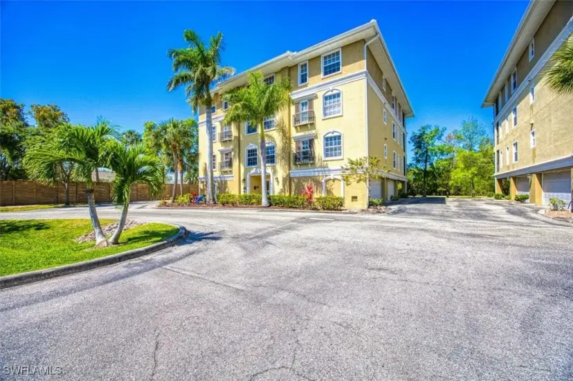 Picture of 10090 Lake Cove Dr 101, Fort Myers FL 33908