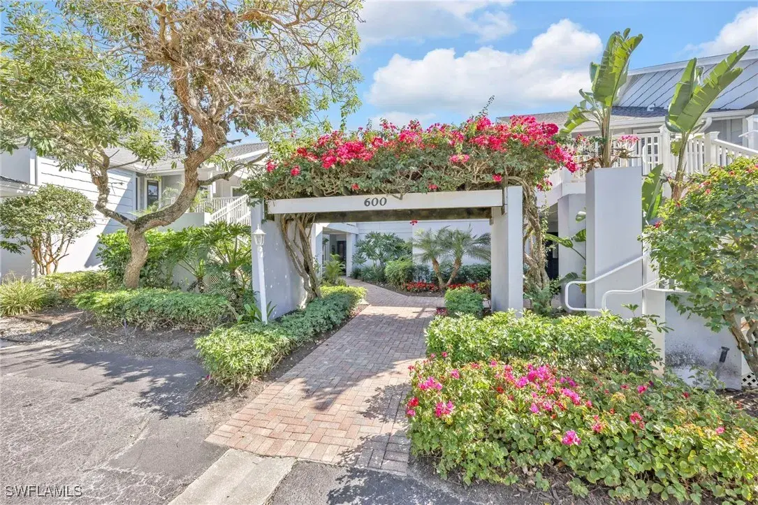 Picture of 606 Courtside Dr F201, Naples, FL 34105